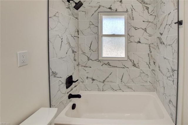 bathroom featuring tiled shower / bath combo