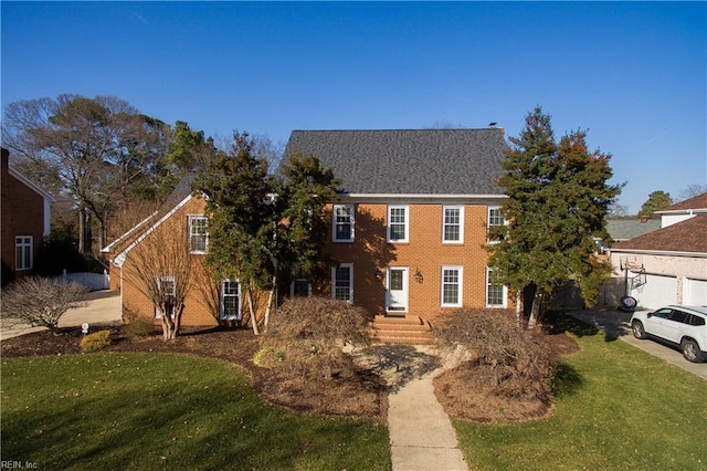 colonial house featuring a front lawn