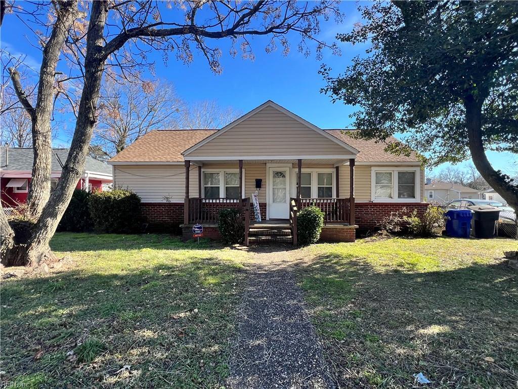 view of front of home with a porch and a front lawn