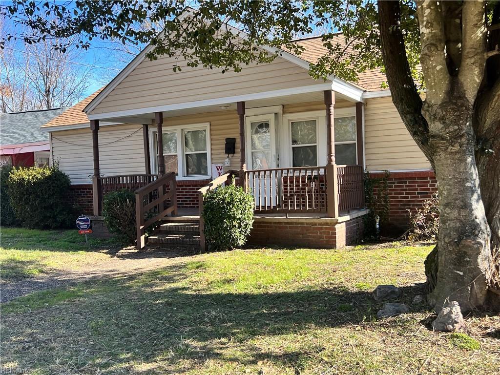 view of front facade featuring a front yard and covered porch