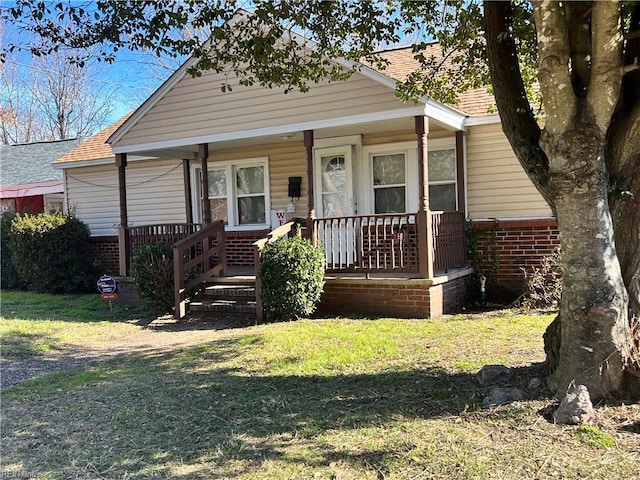 view of front facade featuring a front yard and covered porch