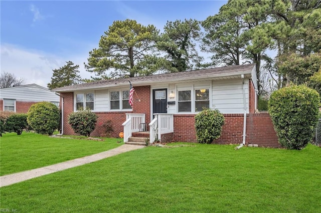 view of front of home featuring a front lawn