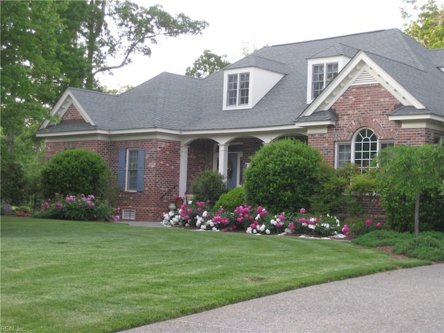 view of front of home featuring a front lawn