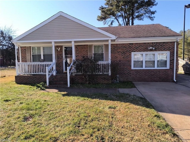 view of front of property featuring a porch and a front lawn