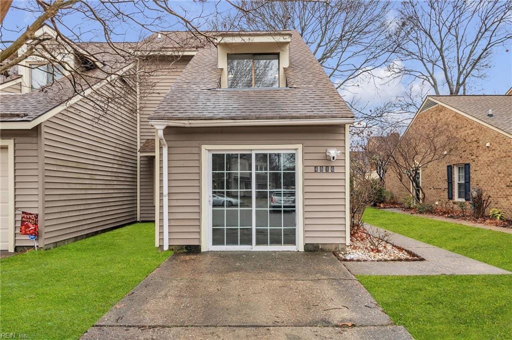 property entrance featuring a yard