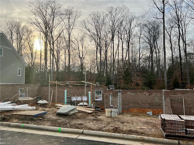 view of yard at dusk