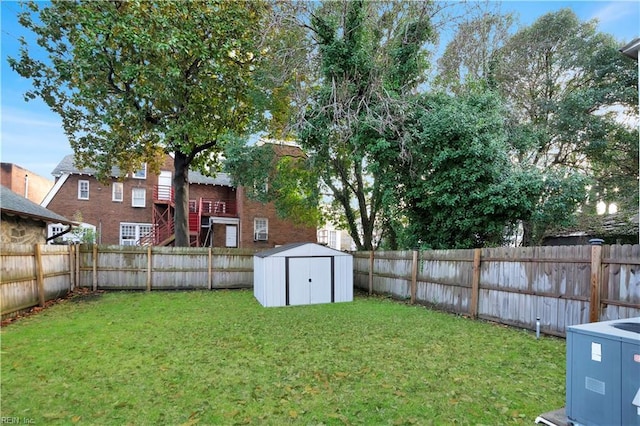 view of yard featuring a storage shed