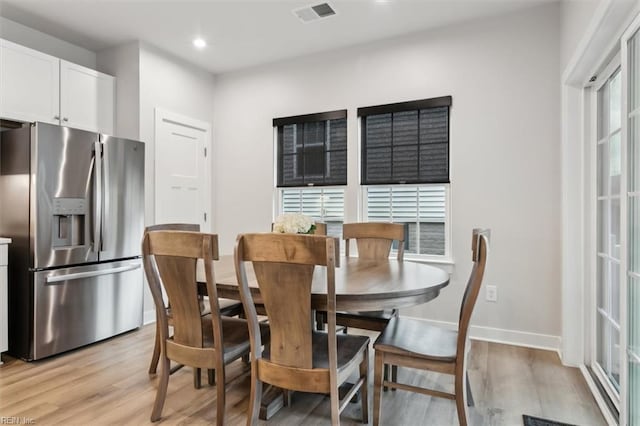 dining area featuring light wood finished floors, recessed lighting, visible vents, and baseboards