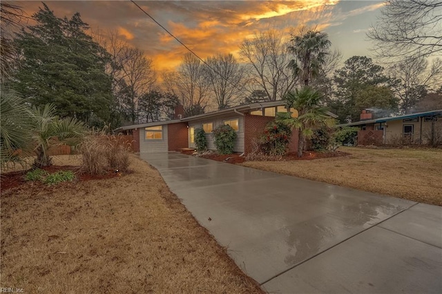 view of front of house featuring a lawn