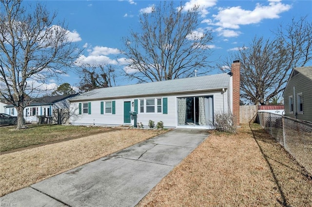 single story home featuring a front lawn