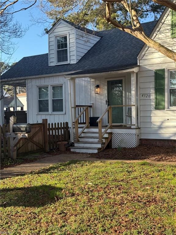 view of front of house featuring a front yard