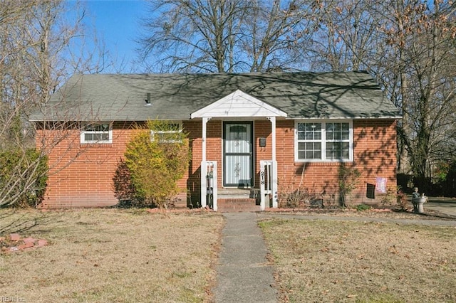 view of front of property featuring a front yard