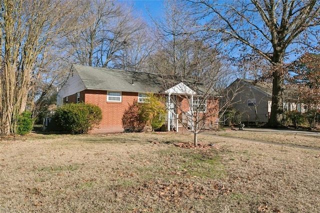 view of front of house featuring a front lawn