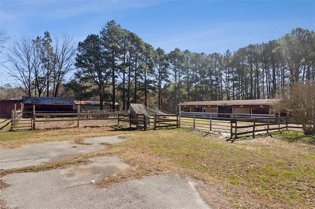 view of yard with an outbuilding and a rural view