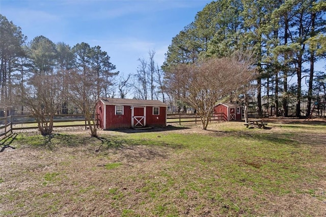 view of yard featuring a storage shed