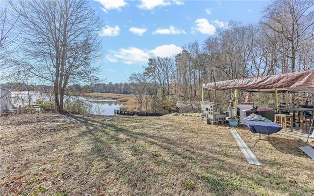 view of yard featuring a water view