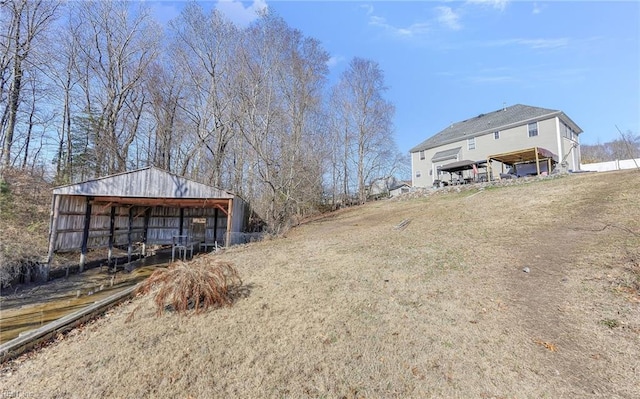 view of yard featuring an outdoor structure