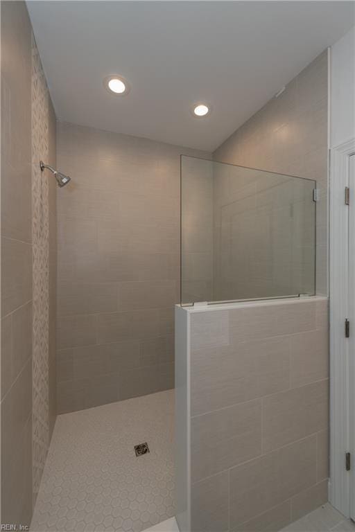 bathroom featuring a tile shower