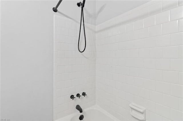 bathroom featuring tiled shower / bath