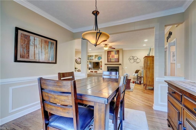 dining space featuring crown molding, ceiling fan, and light hardwood / wood-style floors