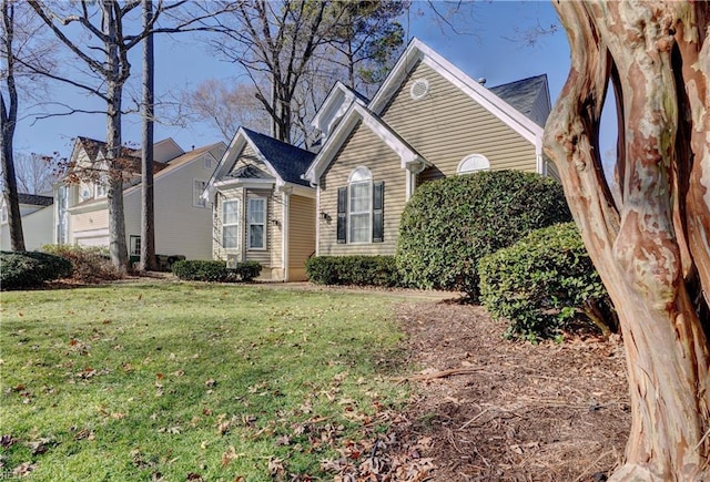 view of front facade with a front lawn