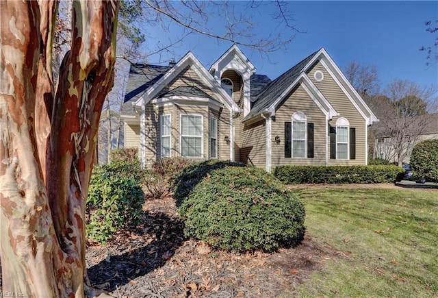 view of front of house with a front lawn