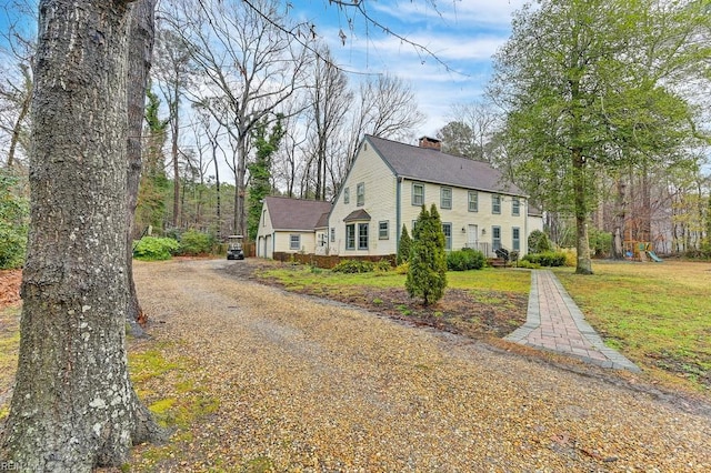 view of front facade with a front lawn