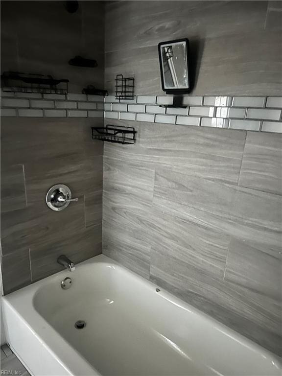 bathroom with tiled shower / bath combo