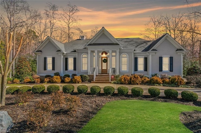 view of front facade with a lawn