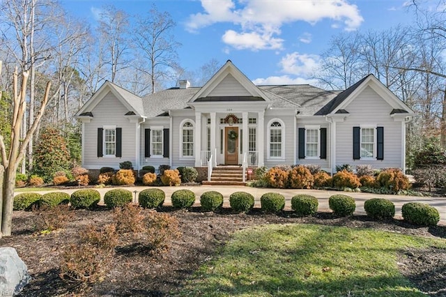 view of front of property featuring a front lawn