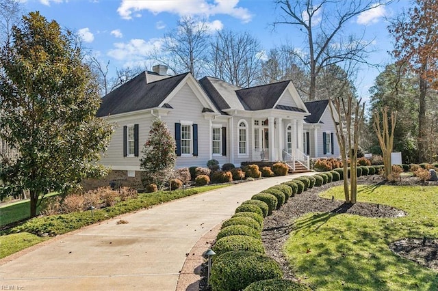 view of front of property featuring a front yard