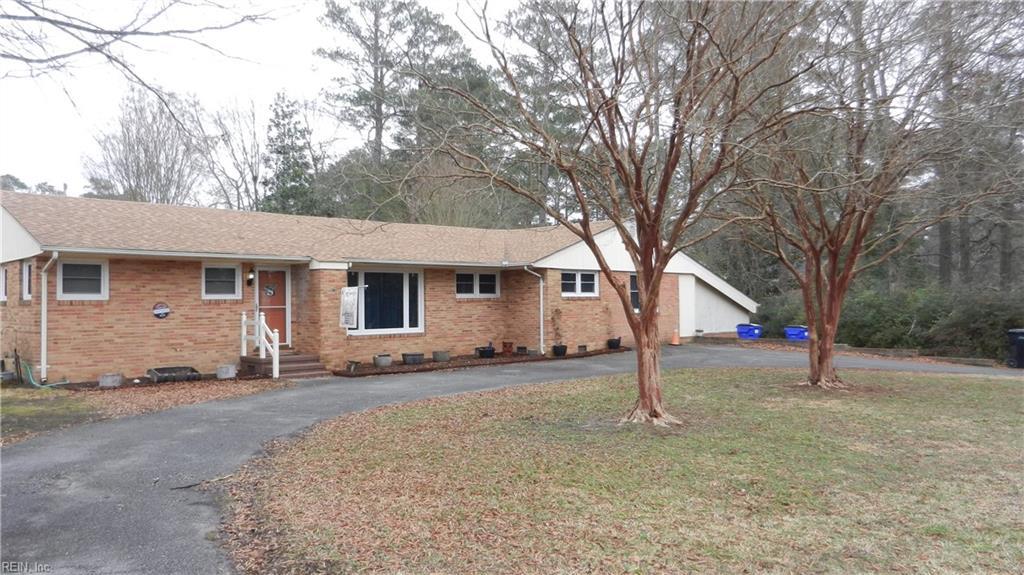 100 Robinhood Rd, Franklin, VA 23851 - ranch-style house with brick siding, a front yard, and aphalt driveway