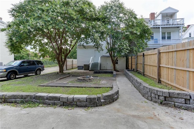 view of yard with a fire pit