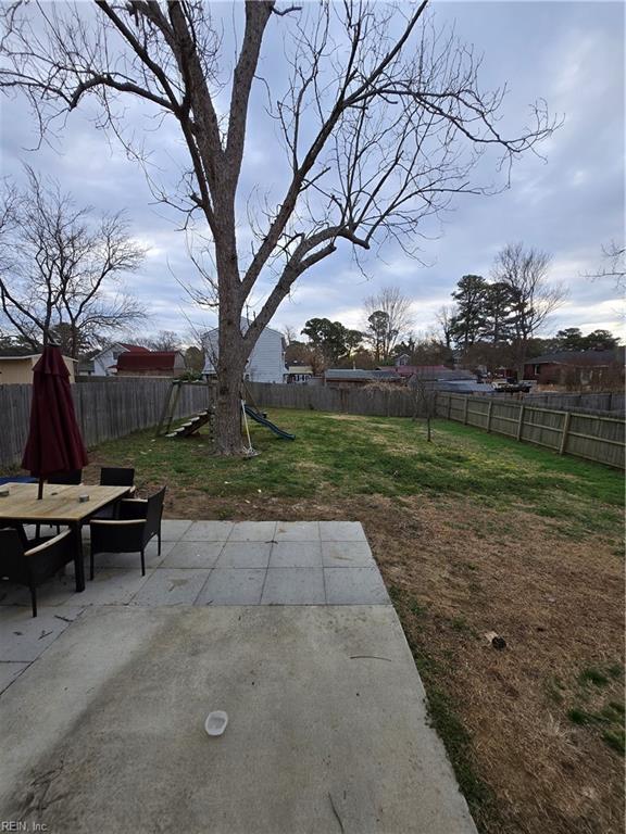 view of yard with a patio area