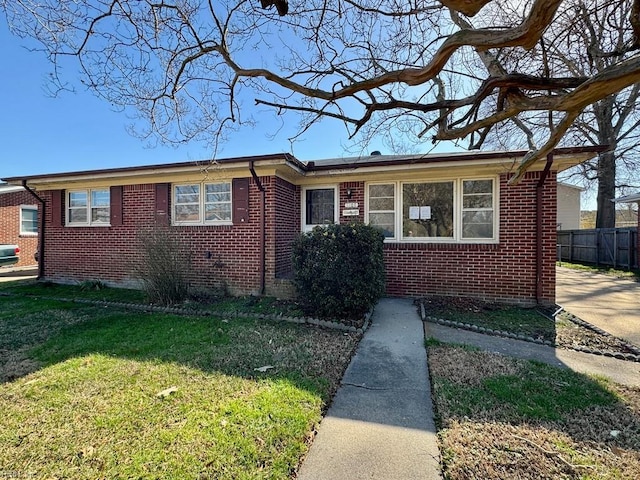 view of front of house featuring a front lawn