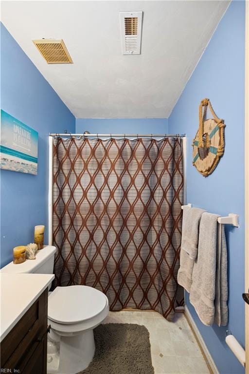 bathroom with a shower with curtain, vanity, and toilet