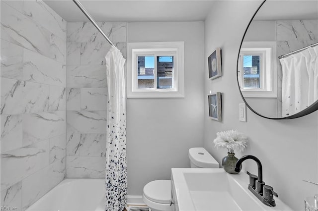 full bathroom featuring shower / bathtub combination with curtain, sink, toilet, and a healthy amount of sunlight