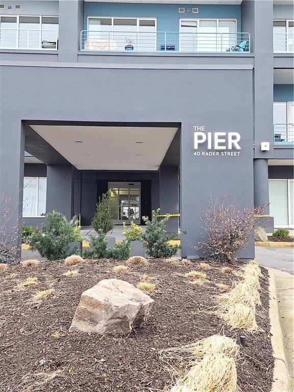 view of exterior entry with stucco siding