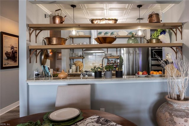 bar with baseboards, tasteful backsplash, an ornate ceiling, and decorative light fixtures