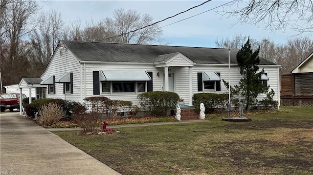 view of front of home featuring a front lawn