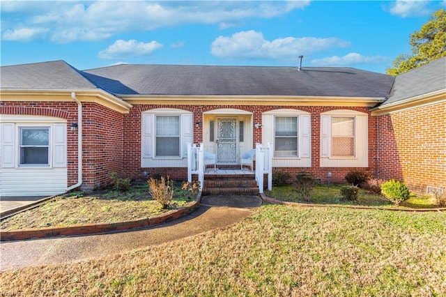 single story home with a front yard