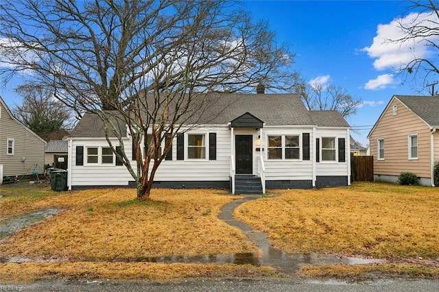 view of front of property featuring a front lawn