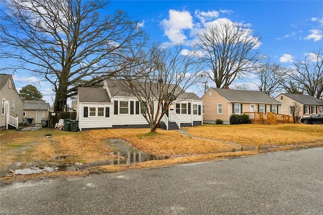 view of front of house featuring a front lawn