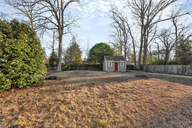 view of yard featuring a storage shed