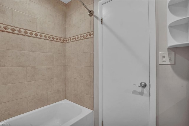 bathroom featuring tiled shower / bath