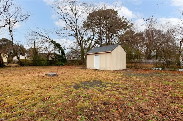 view of yard featuring a shed