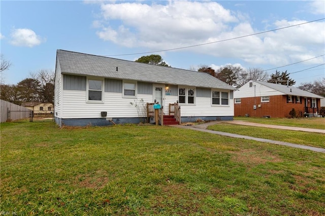 view of front of property featuring a front yard