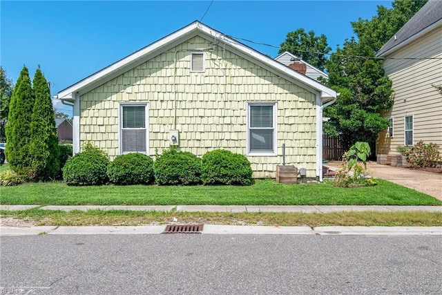 view of side of property featuring a lawn