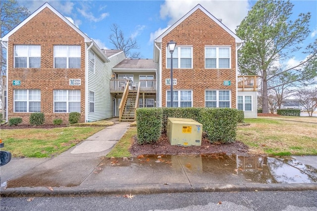 view of front facade featuring a front yard and a deck