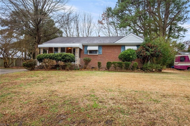 single story home featuring a front yard